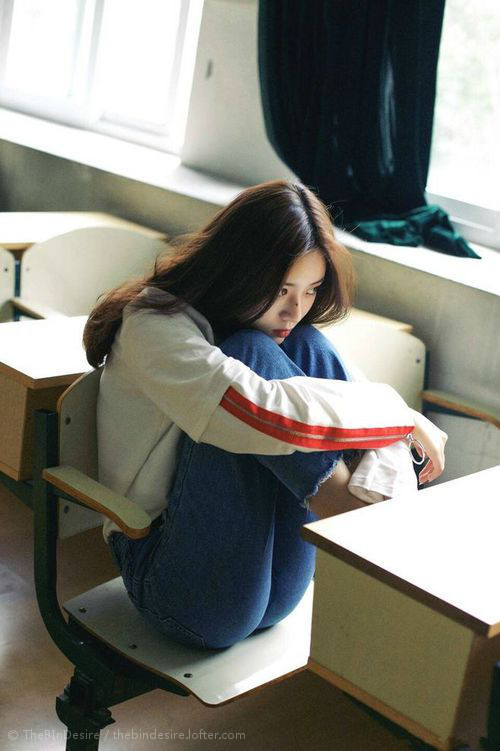 “羽毛球:简阳文体中心赛场快节奏对决,选手大展身手”